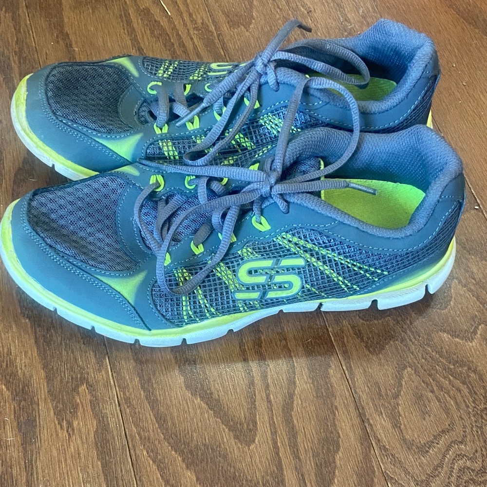 🧡 Women’s Skechers sneakers